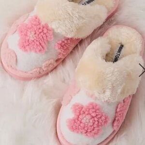 NIB Minnetonka Flower Power Slippers Girls Size 4
